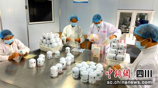 工人们正在打包玫瑰花产品。李同周 摄 工人们正在打包玫瑰花产品。李同周 摄