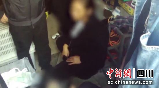 抓获嫌疑人现场。自流井警方 供图 抓获嫌疑人现场。自流井警方 供图