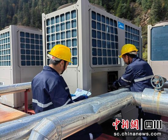 提前做好供热管网维护。壤塘县委宣传部供图 提前做好供热管网维护。壤塘县委宣传部供图