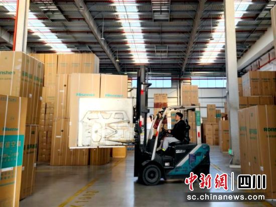 眉山公用型保税仓库内工作人员正在忙碌。天府新区眉山融媒供图 眉山公用型保税仓库内工作人员正在忙碌。天府新区眉山融媒供图