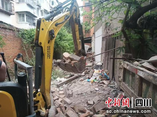挖掘机正在挖掘新的管沟。 旌阳区孝感街道供图 挖掘机正在挖掘新的管沟。 旌阳区孝感街道供图