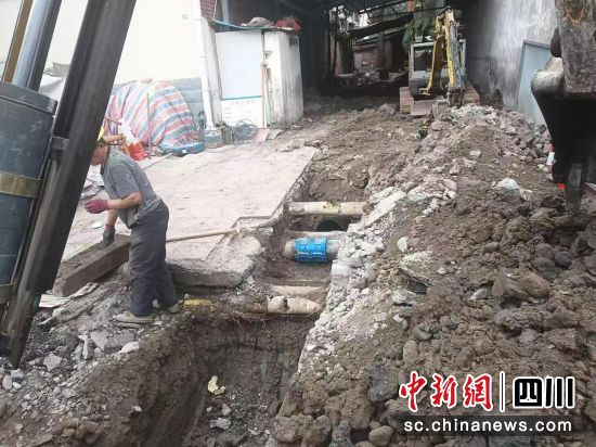 铺设新型排水管道。 旌阳区孝感街道供图 铺设新型排水管道。 旌阳区孝感街道供图