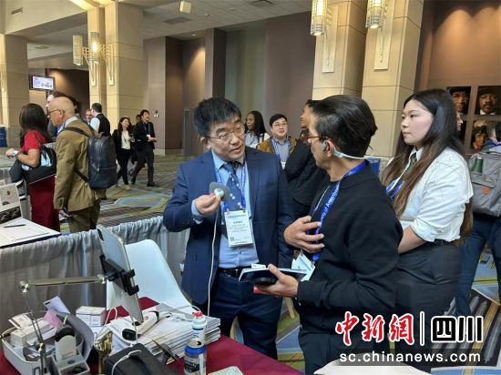 宋海波在展示区域与美国学者交流互动。刘昊天 摄 宋海波在展示区域与美国学者交流互动。刘昊天 摄