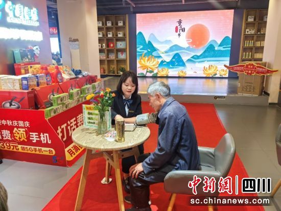 中国电信四川公司各大营业厅携手当地社区举办以“敬老爱老 情暖金秋”为主题的“爱心翼站”公益活动。中国电信四川公司供图 中国电信四川公司各大营业厅携手当地社区举办以“敬老爱老 情暖金秋”为主题的“爱心翼站”公益活动。中国电信四川公司供图
