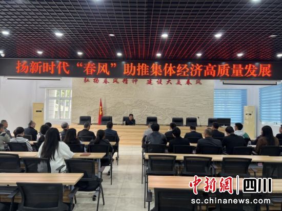 学员在“王家元标兵书记”工作室学习集体经济。严怀江 摄 学员在“王家元标兵书记”工作室学习集体经济。严怀江 摄