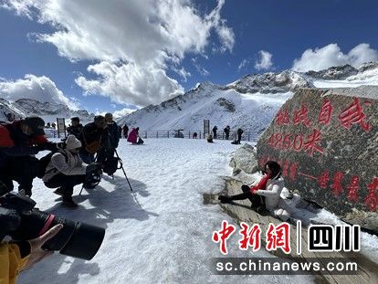 图为摄影师在达古冰川拍摄、创作。达古冰川风景名胜区管理局供图 图为摄影师在达古冰川拍摄、创作。达古冰川风景名胜区管理局供图