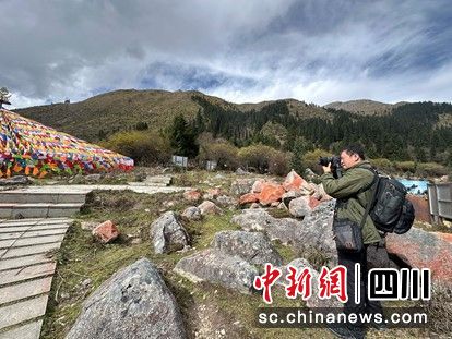图为摄影师在达古冰川拍摄、创作。达古冰川风景名胜区管理局供图 图为摄影师在达古冰川拍摄、创作。达古冰川风景名胜区管理局供图