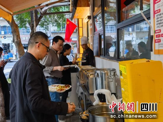 正在有序取食。陈静 摄 正在有序取食。陈静 摄