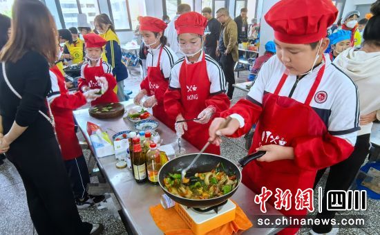 烹饪组比赛现场。贡井教体 供图 烹饪组比赛现场。贡井教体 供图