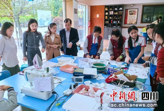 手工组比赛现场。贡井教体 供图 手工组比赛现场。贡井教体 供图