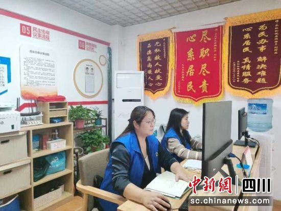 工作人员正在忙碌。黄成薇 摄 工作人员正在忙碌。黄成薇 摄