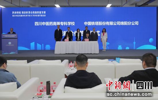 现场签约。 蒋昊君 摄 现场签约。 蒋昊君 摄