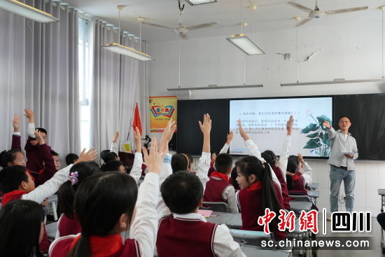 河湖保护知识竞赛学生踊跃回答。顺庆区融媒体中心供图 河湖保护知识竞赛学生踊跃回答。顺庆区融媒体中心供图