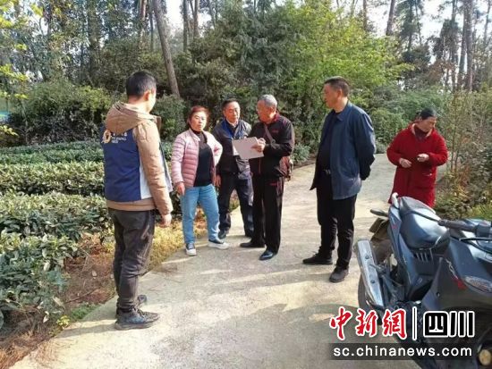成都市蒲江县成佳镇“五老”调解员杨守银(左三)、徐泽荣(左四)在调解农田边界纠纷。成都市关工委供图 成都市蒲江县成佳镇“五老”调解员杨守银(左三)、徐泽荣(左四)在调解农田边界纠纷。成都市关工委供图