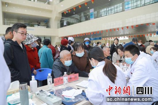 图为义诊现场。华西第四医院 供图 图为义诊现场。华西第四医院 供图