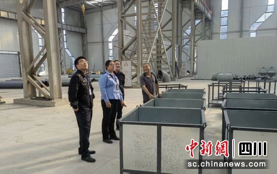 指导企业安装特种设备。荣县融媒 供图 指导企业安装特种设备。荣县融媒 供图