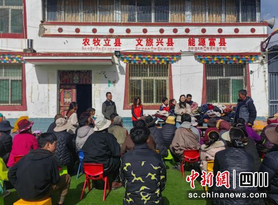 爱心物资发放现场。壤塘县委宣传部 供图 爱心物资发放现场。壤塘县委宣传部 供图