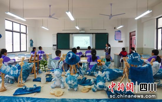 非遗技艺进校园。古蔺县融媒体中心供图 非遗技艺进校园。古蔺县融媒体中心供图
