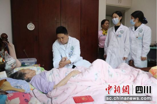 家庭医生检查老人身体。龙马潭区融媒体中心供图 家庭医生检查老人身体。龙马潭区融媒体中心供图