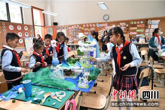 未来智能社区—工程制作创意比赛现场。记者安源 摄 未来智能社区—工程制作创意比赛现场。记者安源 摄