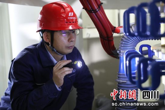 黄隆志进行机组碳刷滑环检查。陈秋月 摄 黄隆志进行机组碳刷滑环检查。陈秋月 摄