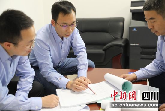 黄隆志同运行人员讨论苏洼龙水电站主接线图。陈秋月 摄 黄隆志同运行人员讨论苏洼龙水电站主接线图。陈秋月 摄
