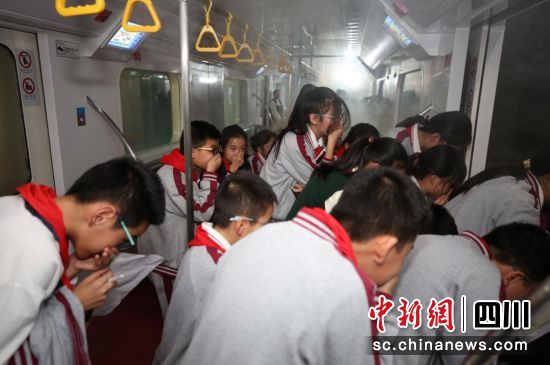 学生们沉浸式学习公交车火灾逃生技能。四川应急供图 学生们沉浸式学习公交车火灾逃生技能。四川应急供图