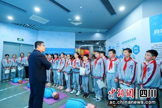 学生们正在上心肺复苏体验课。四川应急供图 学生们正在上心肺复苏体验课。四川应急供图
