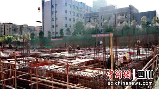 正在加紧修建。陈刚 摄 正在加紧修建。陈刚 摄