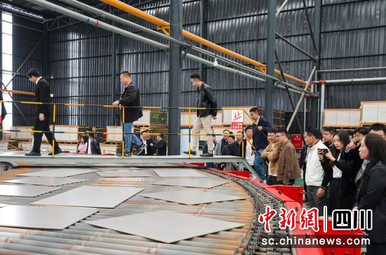 知名企业代表走进陶瓷企业生产车间了解生产等情况。记者 刘忠俊 摄 知名企业代表走进陶瓷企业生产车间了解生产等情况。记者 刘忠俊 摄
