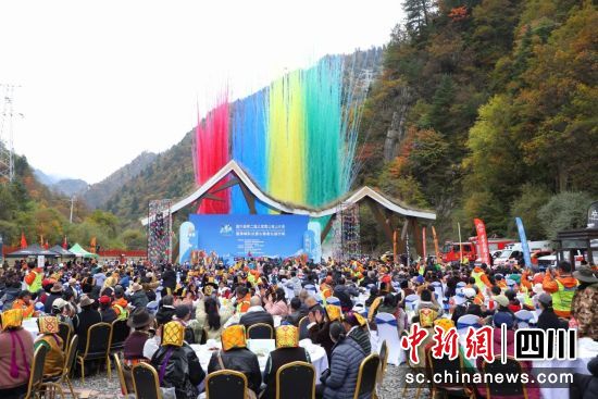 25日,黑水县第二届三奥雪山登山大会在黑水县三奥雪山游客中心拉开序幕。 黑水县委宣传部供图 25日,黑水县第二届三奥雪山登山大会在黑水县三奥雪山游客中心拉开序幕。 黑水县委宣传部供图