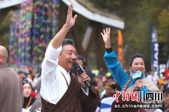 25日,黑水县第二届三奥雪山登山大会在黑水县三奥雪山游客中心拉开序幕。 黑水县委宣传部供图 25日,黑水县第二届三奥雪山登山大会在黑水县三奥雪山游客中心拉开序幕。 黑水县委宣传部供图