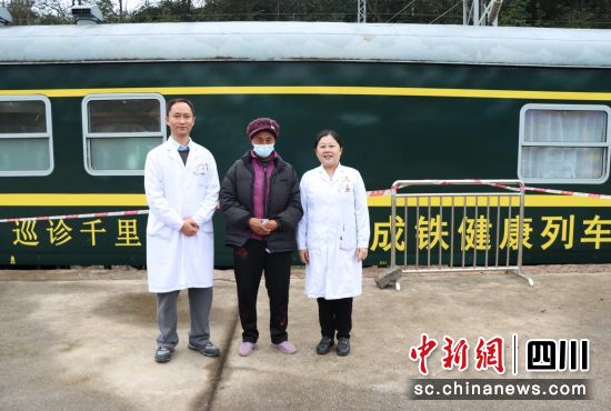 宋波医生与马海阿呷在尼波合影。成大附院供图 宋波医生与马海阿呷在尼波合影。成大附院供图