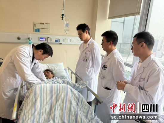 胃肠外科团队正在为瓦渣曲西查体。成大附院供图 胃肠外科团队正在为瓦渣曲西查体。成大附院供图