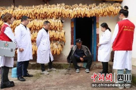 成大附院专家团队看望吉约沙果。成大附院供图 成大附院专家团队看望吉约沙果。成大附院供图