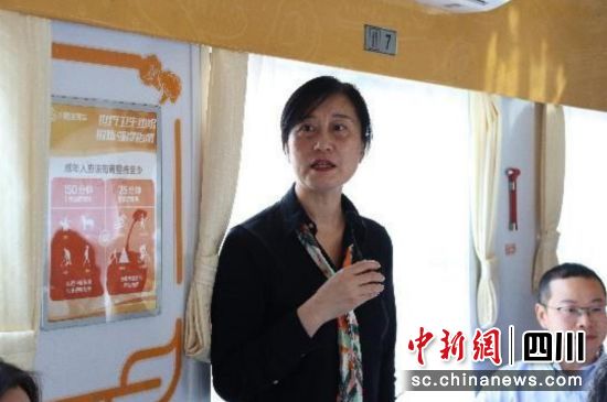 成都大学党委常委、副校长,临床医学院、附属医院党委书记刘娅寄语“微医生”大健康志愿服务队队员。成大附院供图 成都大学党委常委、副校长,临床医学院、附属医院党委书记刘娅寄语“微医生”大健康志愿服务队队员。成大附院供图