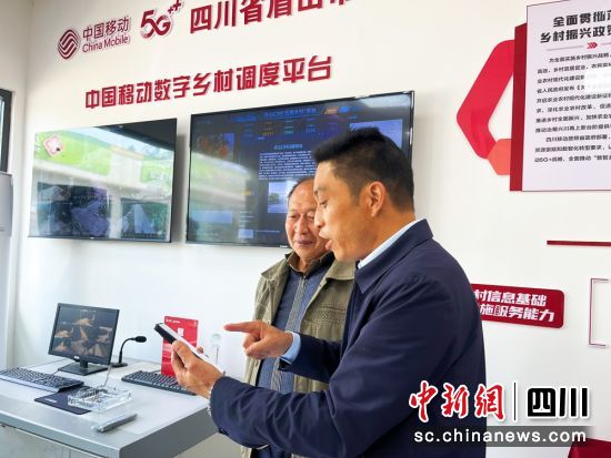张文胜给村民讲解数字平台使用方法。李鹊会 摄 张文胜给村民讲解数字平台使用方法。李鹊会 摄