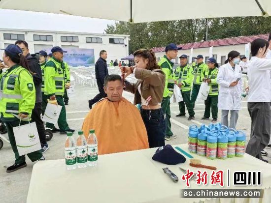 免费理发现场。杨雪怡 摄 免费理发现场。杨雪怡 摄