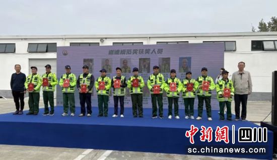 颁发证书。杨雪怡 摄 颁发证书。杨雪怡 摄