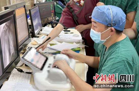 国产泛血管机器人全流程辅助冠脉介入手术。成都市第三人民医院 供图 国产泛血管机器人全流程辅助冠脉介入手术。成都市第三人民医院 供图