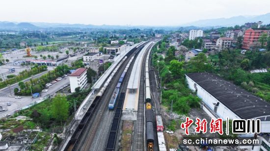 大修期间襄渝线渠县站列车安全平稳运行。张耀川 摄 大修期间襄渝线渠县站列车安全平稳运行。张耀川 摄