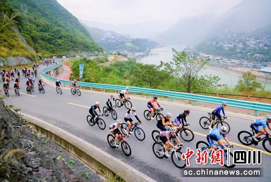 “一带一路”国家驻华使节自行车系列赛(乐山站)27日开赛。 赛事组委会供图 “一带一路”国家驻华使节自行车系列赛(乐山站)27日开赛。 赛事组委会供图