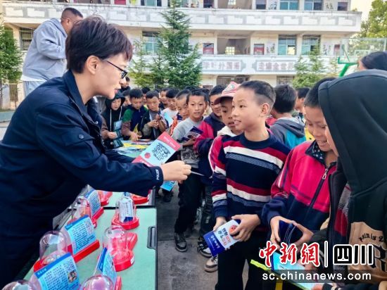 开展青少年毒品预防宣传教育活动。四川省戒毒管理局供图 开展青少年毒品预防宣传教育活动。四川省戒毒管理局供图