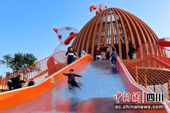 儿童滑梯。雨城融媒 供图 儿童滑梯。雨城融媒 供图