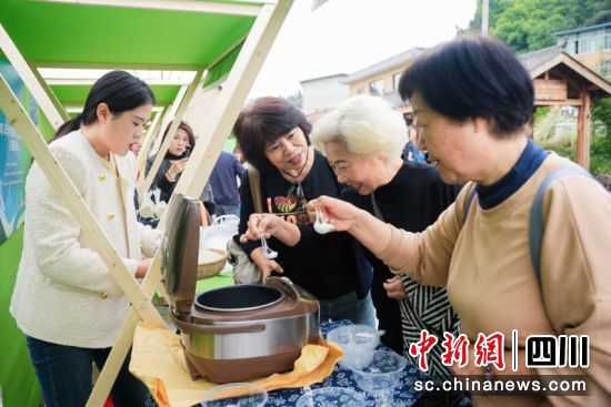 现场参与市民。郑玥岚 摄 现场参与市民。郑玥岚 摄