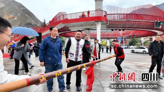 推杆比赛现场。汶川县委宣传部供图 推杆比赛现场。汶川县委宣传部供图