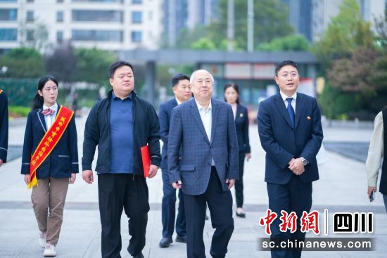 钱学森之子钱永刚一行走进成都市实验外国语学校。成都市实验外国语学校供图 钱学森之子钱永刚一行走进成都市实验外国语学校。成都市实验外国语学校供图