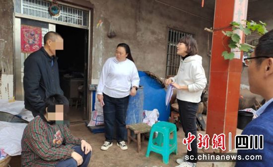 走访困难家庭。荣县民政 供图 走访困难家庭。荣县民政 供图