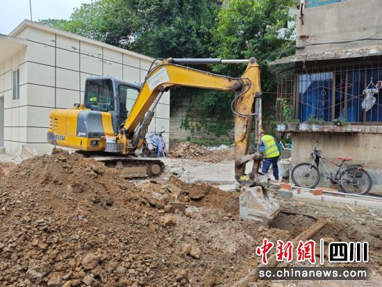 正在加紧施工。郑佳雪 摄 正在加紧施工。郑佳雪 摄