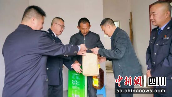 走访慰问困难群众。四川省戒毒管理局供图 走访慰问困难群众。四川省戒毒管理局供图